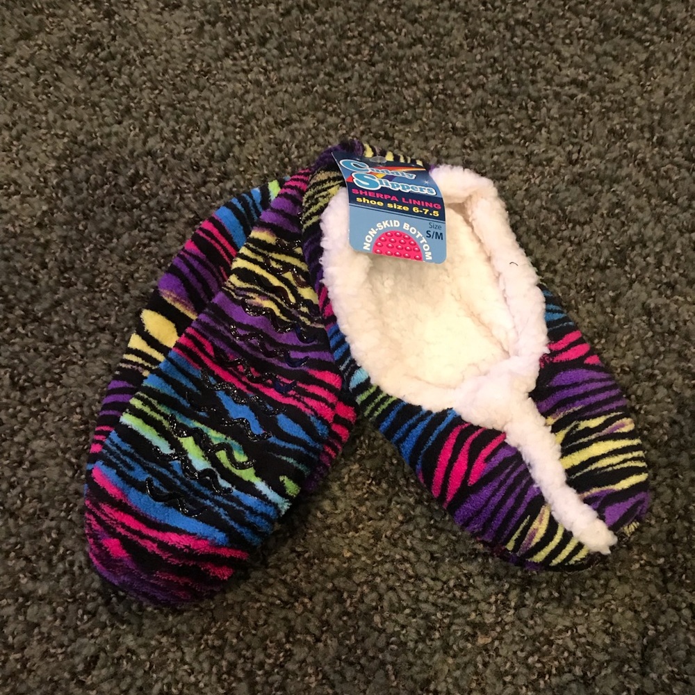 Women’s Slippers Size Small Shoe Size 6-7.5 New